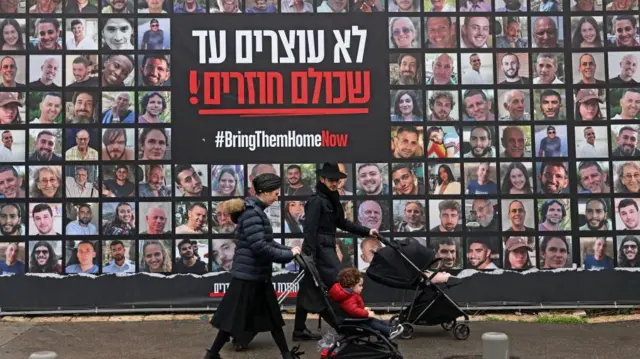 Плакат с фотографиями заложников 