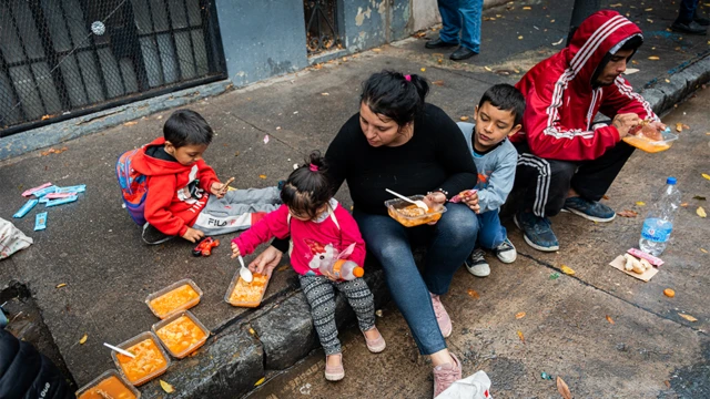 Una familia en un comedor comunitario