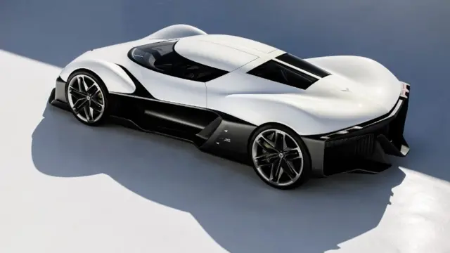 فرم شیشه‌ عقب و خطی که از وسط آن می‌گذرد یادآور نسل دوم کوروت است