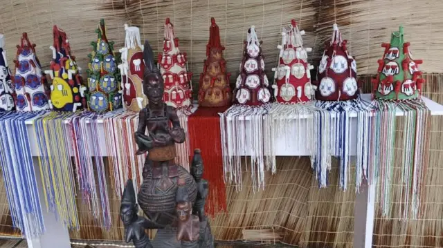 Ipatẹ àwọn adé tí Ewi ìlú Ado Ekiti lásìkò ọdún Udiroko láti sami àyájọ́ ìṣẹ̀ṣe