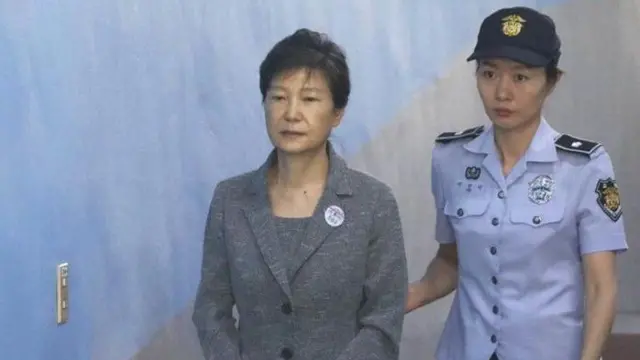 Park alisema, "Samahani." Hili limetekelezwa