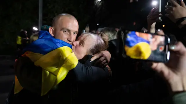 Повернений з полону військовий в обіймах рідних