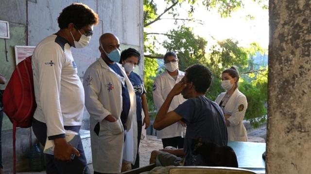 Grupojogo do brasil online ao vivoprofissionais da saúde conversando com um homem