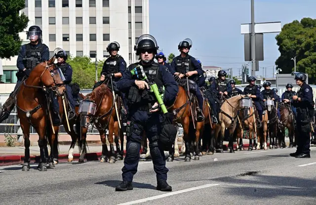 डोनाल्ड ट्रम्प यांनी लष्करी परेडचं आयोजन केल्यामुळे अमेरिकेत त्यांच्याविरोधात मोठ्या प्रमाणात निदर्शनं
