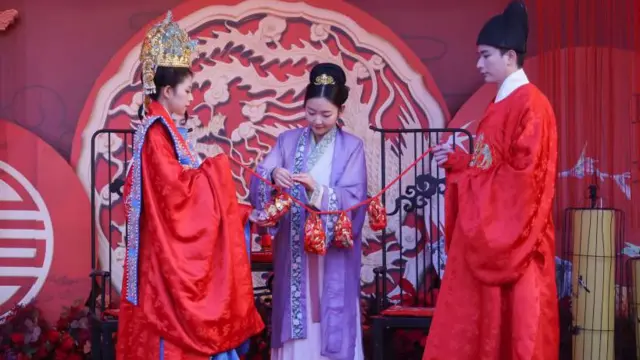 शादी का अभिनय करते कलाकार