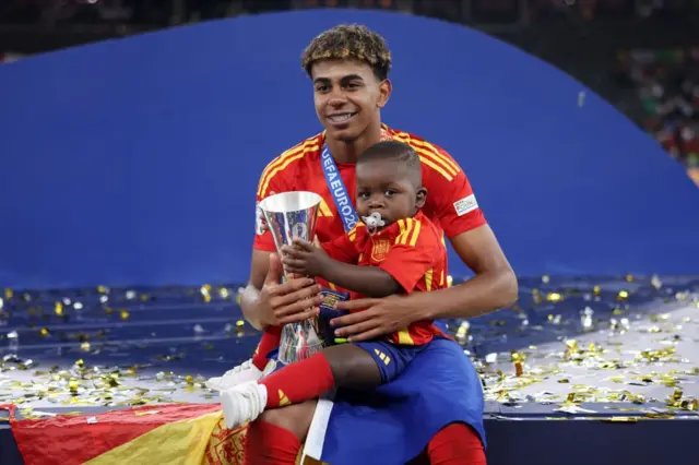 17 yaşındaki yıldız Lamine Yamal, şampiyonluğu kardeşiyle kutladı.