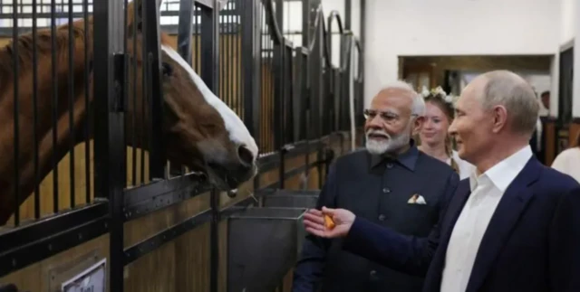 நரேந்திர மோதி - புதின் 