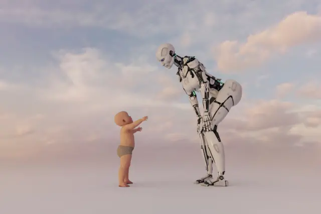 طفل صغير ينظر للإنسان الألي وكأنما شخص يألفه منتظرا منه أن يحمله