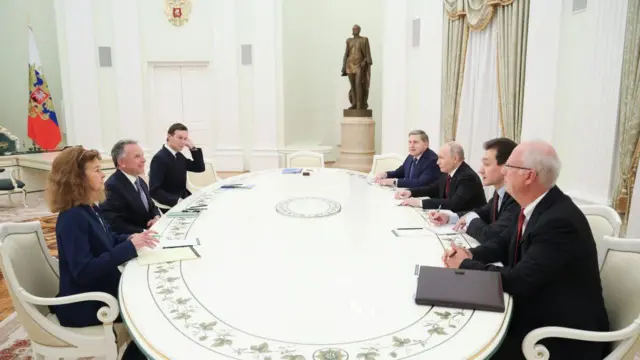 Початок переговорів: зліва - перекладачка, Віткофф, Кушнер, справа - Ушаков, Путін, Мединський і Дмітрієв. Всі, крім перекладачки в синьому, в чорних костюмах - навколо все кремово-біле