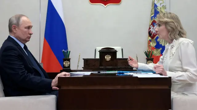 فلاديمير بوتين مع المسؤولة الروسية ماريا لفوفا-بيلوفا
