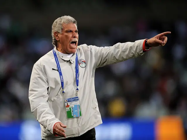 Hassan Shehata, le sélectionneur de l'Égypte, donne des instructions lors du match de la Coupe des Confédérations de la FIFA entre le Brésil et l'Égypte au stade Free State, le 15 juin 2009 à Bloemfontein, en Afrique du Sud.