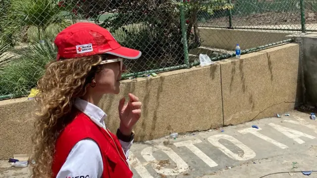 La portavoz de la Cruz Roja Internacional, Susana Arroyo, con el chaleco y la gorra roja que la distingue como personal de la organización.