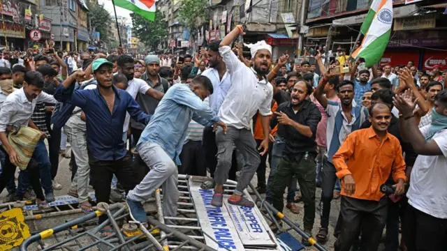 पुलिस बैरिकेडिंग को तोड़ते हुए प्रदर्शनकारी