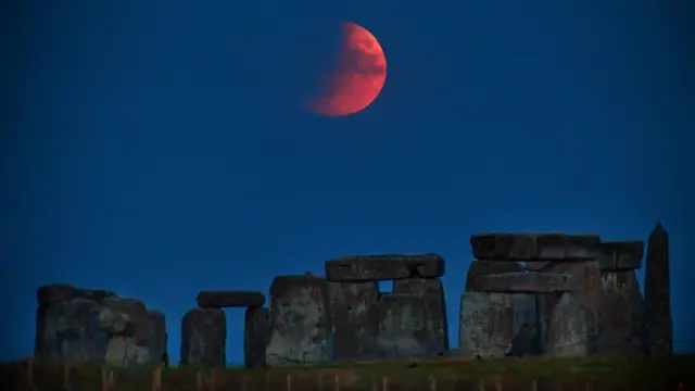 Stonehenge com eclipse lunar