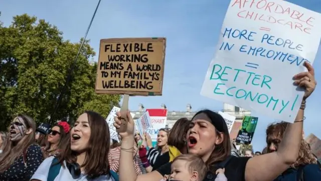 تجمع زنان با پلاکاردهایی در دست