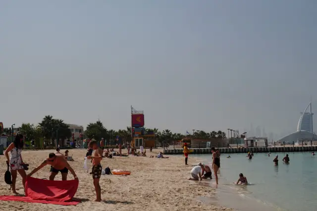 dubai, plaža u dubaiju u pozadini je burdž kalifa