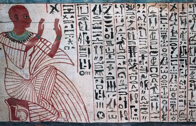جدارية لأحد الكهنة وهو في وضعية صلاة