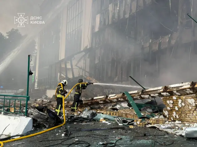 Спасатели опубликовали фото пожара в одном из районов Киева