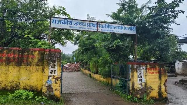 शाळेचं मुख्य प्रवेशद्वार