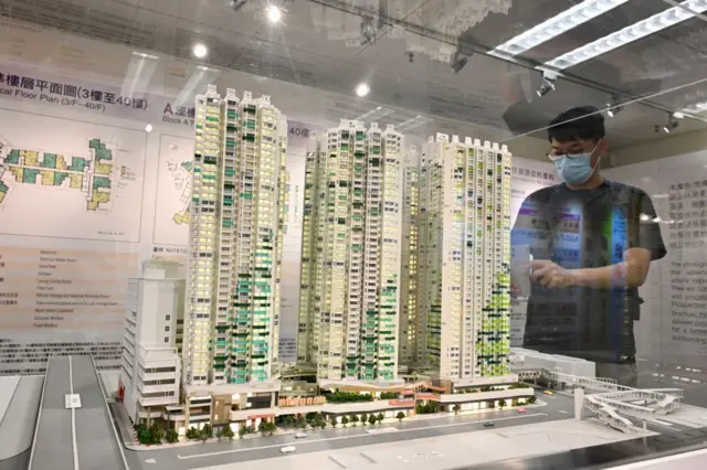 2024年9月12日,一名男子在香港房屋委員會的展廳內參觀房屋模型。