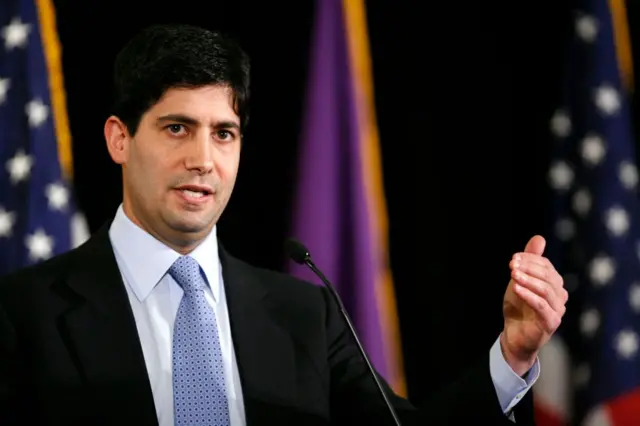 Kevin Warsh habla en un podio en 2008