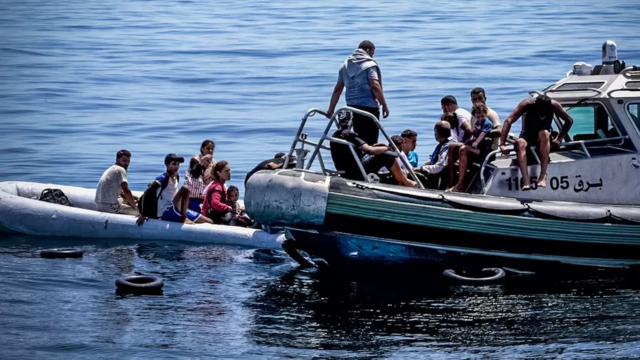 Bote inflável com migrantes tenta deixar a Tunísia para chegar à Europa