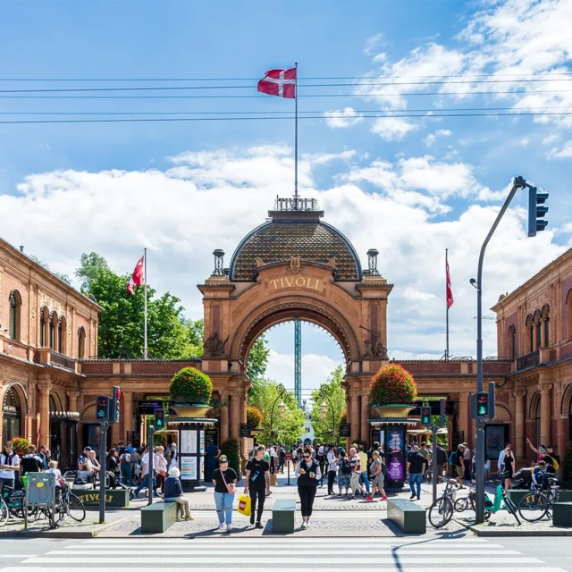 Kopenhag'taki Tivoli Bahçelerinin girişi