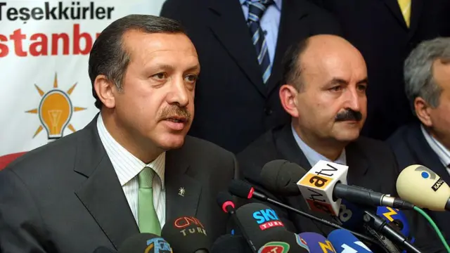 Dönemin AKP lideri Erdoğan, partisinin yaklaşık yüzde 34 oy aldığı 3 Kasım 2002 seçimleri sonrası basın açıklaması yapıyor.