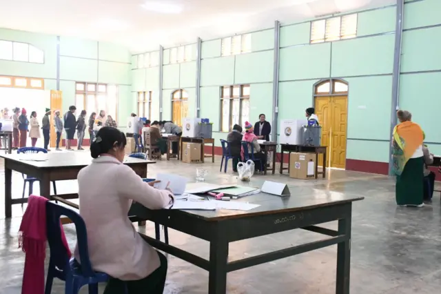 ဒီဇင်ဘာ ၂၅ ရက် လားရှိုးမြို့ပေါ်မှာ စစ်တပ်ရဲ့ ရွေးကောက်ပွဲပထမပိုင်းကျင်းပနေတဲ့မြင်ကွင်း