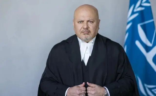 আইসিসির প্রধান কৌঁসুলি করিম খান তার বিবৃতিতে ইসরায়েল এবং হামাস দুই পক্ষের বিরুদ্ধেই অভিযোগ জানিয়েছেন।