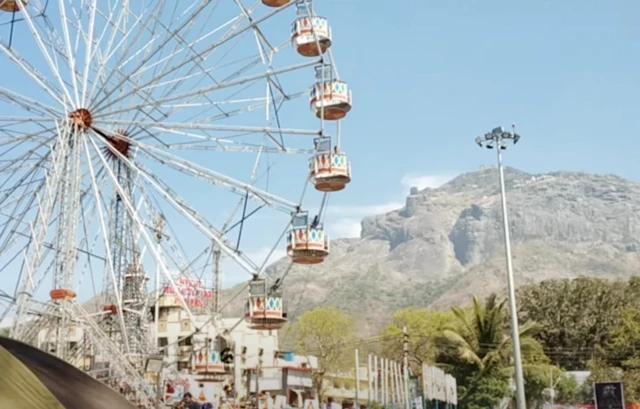 નાગા સાધૂ, રવેડી એટલે શું, ભવનાથના મેળાની શરૂઆત કોણે અને ક્યારે કરાવી, જૂનાગઢ, ગિરનાર પરિક્રમ્મા, જૂના અખાડા, દશનામી, અગ્નિ, રાવટીઓ, બીબીસી ગુજરાતી, બીબીસી ન્યૂઝ ગુજરાતી 