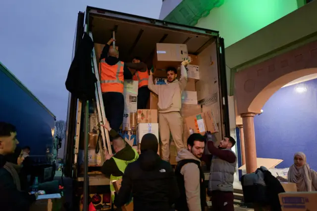 Hollanda'daki Türk toplumu da çok sayıda yardım malzemesi topladı