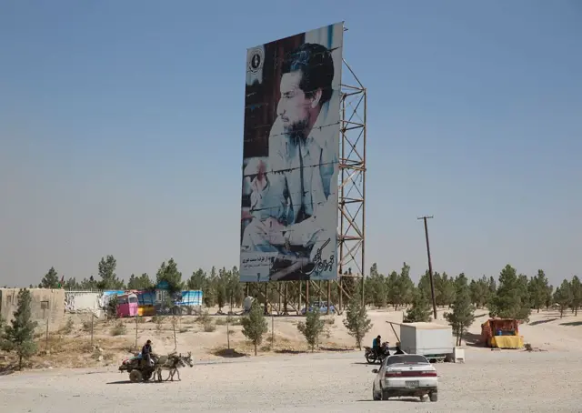 আহমদ শাহ মাসুদের ছবি সহ এরকম বিশাল বিলবোর্ড একসময়ে আফগানিস্তান জুড়েই থাকত যা তালেবান দ্বিতীয়বার ক্ষমতায় ফেরার পরে আর দেখা যায় না - ফাইল চিত্র