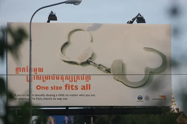 Một tấm pa nô lớn kêu gọi tố giác tội phạm ấu dâm cùng cảnh báo án tù đối với người vi phạm ở Campuchia