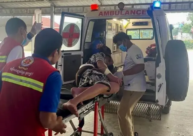 ภาพจากเอกสารประชาสัมพันธ์ของสำนักข่าวกัมพูชา (AKP) แสดงให้เห็นผู้บาดเจ็บได้รับการรักษาพยาบาล หลังสื่อกัมพูชารายงานเหตุปะทะในจังหวัดบันเตียเมียนเจย ประเทศกัมพูชา เมื่อวันที่ 12 พ.ย. 