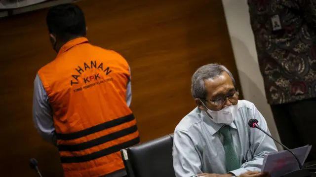 Wakil Ketua KPK Alexander Marwata (kanan) menghadirkan tersangka dugaan korupsi proyek pembangunan infrastruktur di Kabupaten Mamberamo Tengah, Marten Toding (kiri), saat konferensi pers di Gedung KPK, Jakarta, Rabu (14/09)