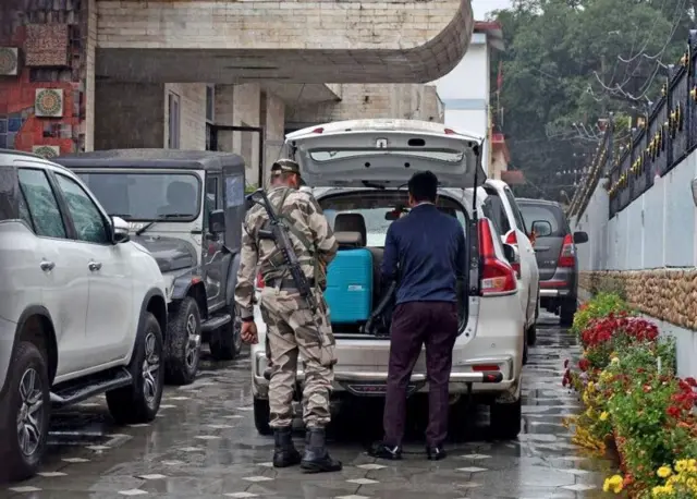 દરોડાની કાર્યવાહી સમયની તસવીર 