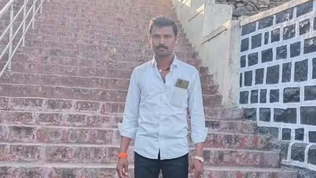 कुर्डवाडी तालुक्यातील लउळ गावातील बालाजी खारे हा 27 वर्षाचा तरुण.