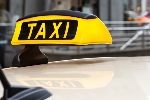 Логотип Taxi на авто
