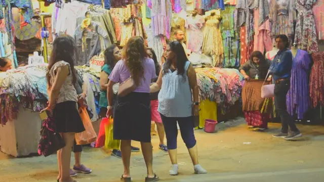 માઉન્ટ આબુ ખાતે શૉપિંગ કરી રહેલા ગુજરાતી મુસાફરો