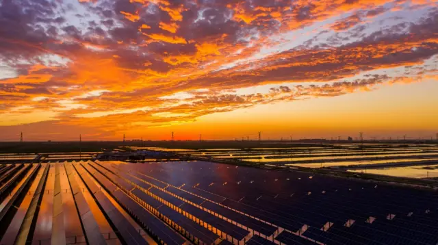 Адис: Технология өнүктү. Мурда бир лампочкага корогон энергия азыр он лампочкага жетет