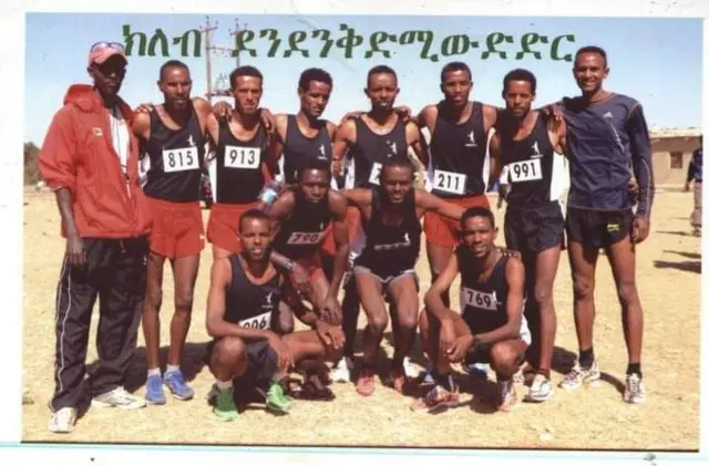 ተስፋይ ደው ካብ ዝበሉ ኣብ የማናይ ጫፍ ዘሎ፡ ምስ ጋንታ ደንደን እናተወዳደረ እንከሎ