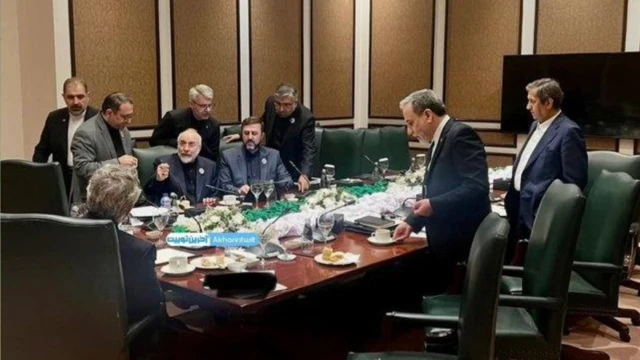 Dokuz İranlı yetkili bir masanın etrafına yayılmış durumda. Hararetli bir konunun tartışıldığı anlaşılıyor.