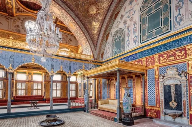 O imponente Palácio Topkapi na antiga capital do Império Otomano, Istambul (hoje, na Turquia)