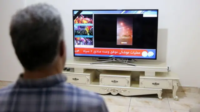 ইরানে টিভি দেখছেন একজন