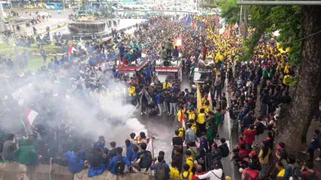 Massa mahasiswa pengunjuk rasa dari berbagai universitas berkumpul di Jalan Medan Merdeka Barat, Jakarta Pusat, Senin (17/02).