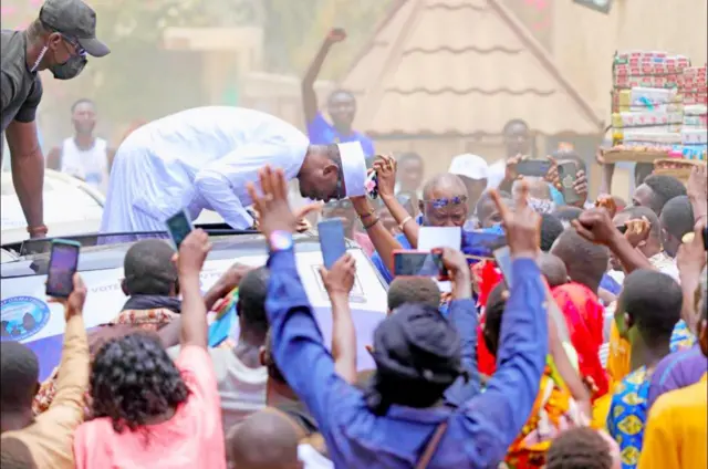 Succès Masra s'offrant un bain de foule