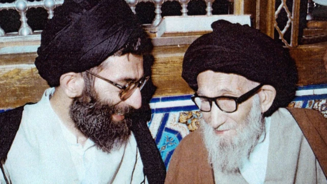 علي خامنه يي له خپل پلار سره