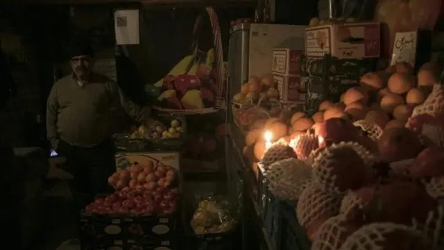 یک مغازه میوه فروشی بدون چراغ و برق