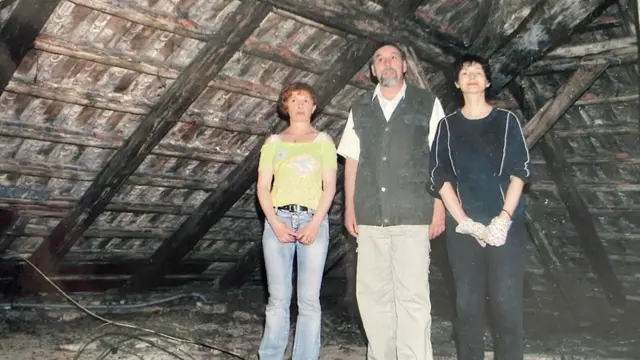 Verica sa decom preživelih na tavanu kuće